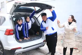 同学们意外被老师锁车里，竟发现能从后备箱出来，你们知道吗？视频封面