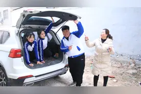 同学们意外被老师锁车里，竟发现能从后备箱出来，你们知道吗？视频封面