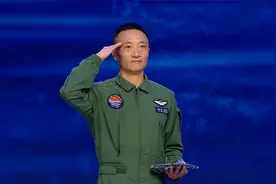 一起走近我国首批舰载战斗机飞行员——戴兴，聆听他的奋斗故事！视频封面