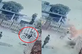 印度两男子骑车送鞭炮被颠了一下 瞬间引爆火药一人被炸飞到空中视频封面