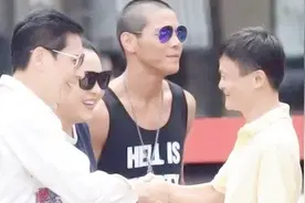 向华强稳坐香港大哥40年，成龙李连杰跟他“混”，谁是内地大哥？视频封面