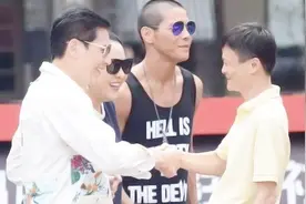 向华强稳坐香港大哥40年，成龙李连杰跟他“混”，谁是内地大哥？视频封面