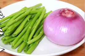 藤藤菜杆子别扔了，加一颗洋葱，教你做道下饭菜，酸辣开胃又解腻视频封面