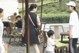 baby素颜带小海绵现身，母子俩温馨互动，却不见黄晓明身影视频封面