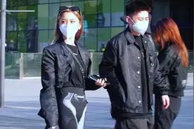 街拍：穿骑行裤配西装马丁靴的网红小姐姐，个性前卫真时尚视频封面