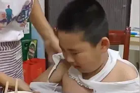 小男孩被女同学打，在家伤心大哭，一旁爸爸反应亮了“不丢人”视频封面