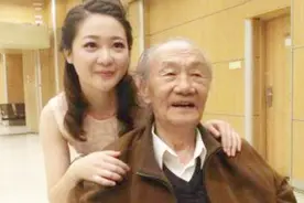 《暖春》剧组再相聚，小花女大十八变，爷爷出行要靠轮椅视频封面