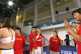 女篮冠军战！李梦换球衣主动请缨出战，没想到最惊艳的表演秀来了视频封面