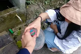 去农村的路边去接水吃，发现井里被人放了野草，到底是什么意思视频封面