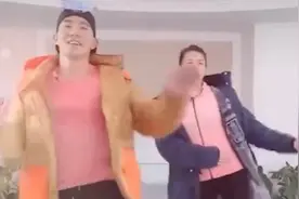 刘畊宏夫妇穿羽绒服跳健身操逗乐网友视频封面