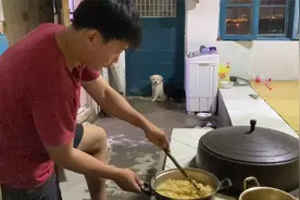 三条狗狗断粮了，寻思买点玉米打成粉末做狗食，狗吃习惯了狗粮视频封面