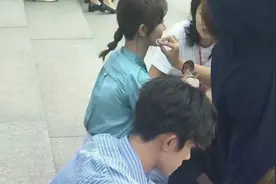 易烊千玺录制晚会，与关晓彤杨紫一起坐地上休息，三人同框超养眼视频封面