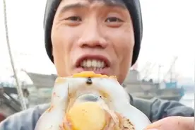 渔民大哥刚出海回来，在船上开饭了，先吃一个扇贝肉垫垫肚子视频封面