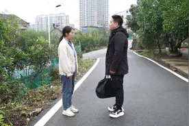 小伙外出打工，未婚妻独自在老家等他，5年后他终于回来了视频封面