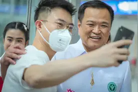 “乙类乙管”后首批中国游客飞抵泰国曼谷，泰国副总理赴机场迎接视频封面