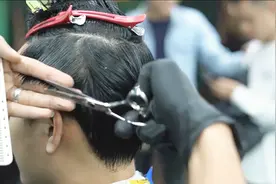 戴眼镜男生头发怎么剪更显帅气？发型师：先把耳后边缘剪干净在说