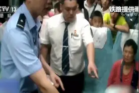 醉酒男子火车车厢内吸烟 霸气列车长怒怼：你抽一根我灭一根视频封面