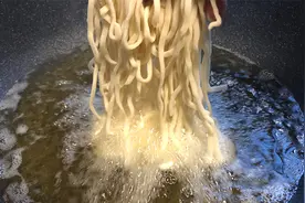 把面条放进滚烫的油锅里，瞬间变美食，脆香解馋，吃一次就忘不了视频封面
