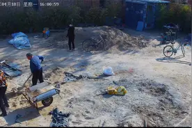 院子脏乱差，阿木爷爷和家人一起收拾，看着真干净视频封面