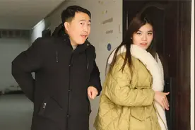 女孩回家遇到小偷撬门，看女孩是如何整惨对方的，真是太机智了视频封面