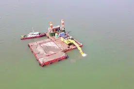 实拍挖掘机在水上作业，大伙知道这是在挖什么吗？视频封面