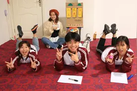 短剧：为提高孩子们的学习成绩，老师用纸箱做了自动贩卖机，真棒视频封面
