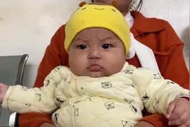 出生5个月女宝感冒了，宝妈带去诊所做灌肠，父母花钱孩子又受罪视频封面
