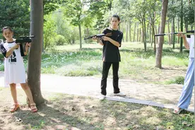 绝地求生真人版：妹妹持八倍镜维克托，连灭AWM和AK大神，真优秀视频封面