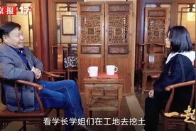 钟芳蓉考古工地看学长学姐挖土，称“考古没她想象那么苦”视频封面
