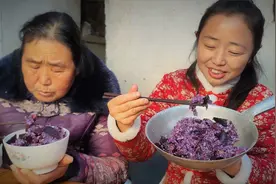 农家小院里用地锅焖腊肉胡萝卜米饭，又香又软，吃着真过瘾视频封面