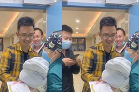 宝宝刚出生爸爸太紧张不敢抱，一旁的舅舅和干爹就不客气了视频封面