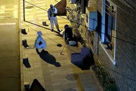江西老人上海就医流落街头，民警耐心劝慰护送入院视频封面