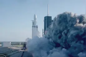 SpaceX重型猎鹰火箭升空 首次成功回收所有核心助推器视频封面