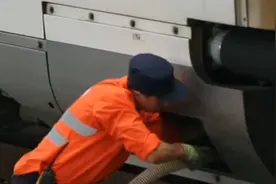 鲜为人知的高铁“肠道”清理工 徒手掏异物 不怕脏不怕累视频封面