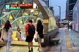 【首尔】韩国的大街上，随处可见的时尚美女，穿搭也太好看视频封面