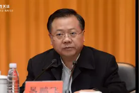 湖南省政协原副主席易鹏飞被查 主政郴州时曾表示要持续整治腐败视频封面