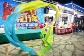 90后农村小伙男扮女装反串表演12年，有人不信他是男儿身上台验证视频封面