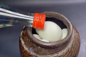 老奶奶50年腌制咸鸭蛋的老方子，个个起沙出油，配方详细味道很赞视频封面