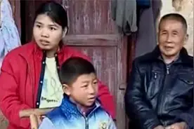 七旬老人为自己挖坟，母亲在家里跳舞，10岁儿子泪流满面视频封面