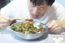 朋友老家带来的卷煎和一把辣椒炒，味道真的很不错这牛肉绝对真的视频封面