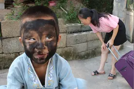 妈妈打工一年回到家，看到儿子竟然没认出来，网友称是非洲捡的吧视频封面