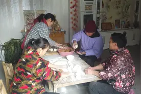 农村习俗过年蒸馒头，邻里帮忙新媳妇上阵，这才是过年该有的样子视频封面