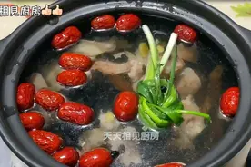入冬后多喝猪尾巴黑豆汤，男女都补孩子喝了骨骼好视频封面
