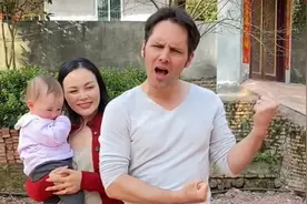 2019年，美国小伙詹姆斯娶四川女孩，生下混血女儿，如今怎么样了视频封面