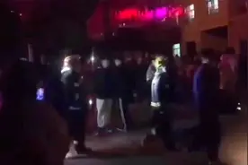 火光闪烁伴随爆炸 安徽一卫校男寝起火发生爆炸所幸无人员伤亡视频封面