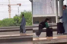 网友拍到一男子身姿酷似当年伟人，网友评论：是他回来了吗？视频封面