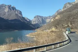 农村小伙购买旅游年卡，每人100元一年无限次旅游，看看值不值？视频封面