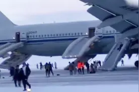 国航航班备降俄罗斯 空姐声嘶力竭大喊快跑 看到对责任二字的诠释视频封面