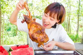 秋妹斥巨资买个大羊腿，腌制入味裹上泥，烤得外焦里嫩嚼起好香哦视频封面