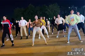 公园一帮美女跳舞，各显舞技，黄衣姐潇洒的扭腰就把领舞秒杀了视频封面
